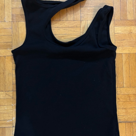 Amazing high neck cut out style tank top - Picture 3 of 4